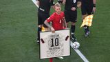 Dänemarks Kapitän Simon Kjaer mit einem gerahmten Trikot mit der Rückennummer 10