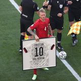 Dänemarks Kapitän Simon Kjaer mit einem gerahmten Trikot mit der Rückennummer 10