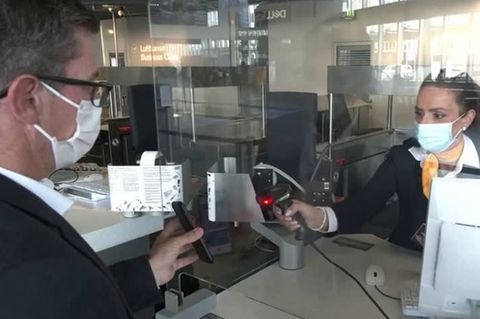 Reisen in der Corona-Pandemie: Lufthansa: So läuft der Check-In mit digitalem Impfpass