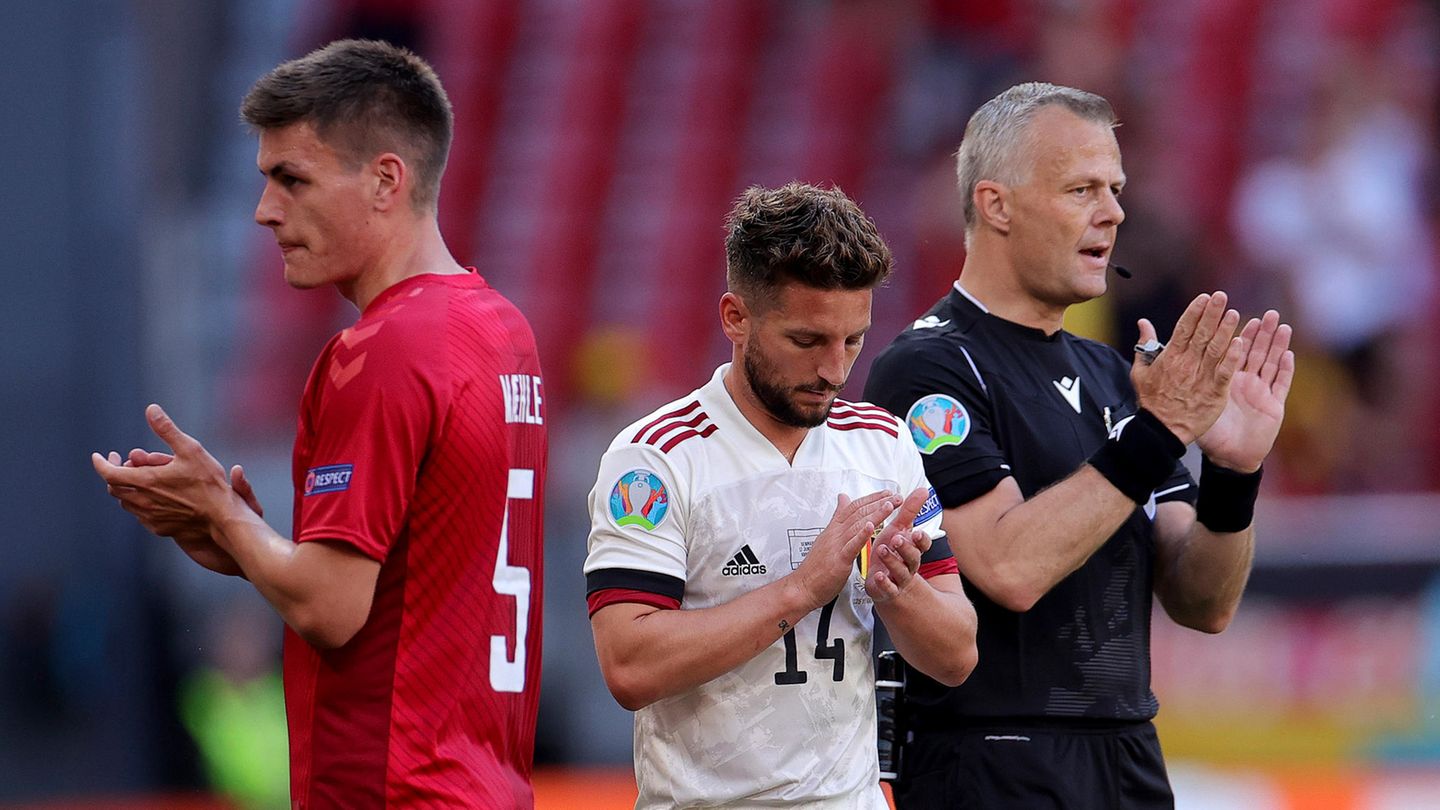 Schiedsrichter Kuipers, Belgiens Dries Mertens und Joakim Maehle (links) applaudieren