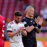 Schiedsrichter Kuipers, Belgiens Dries Mertens und Joakim Maehle (links) applaudieren