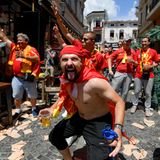 Fans aus Nord-Mazedonien stimmen sich in Bukarests Altstadt auf das Spiel ein