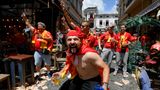 Fans aus Nord-Mazedonien stimmen sich in Bukarests Altstadt auf das Spiel ein