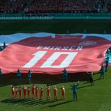 Volunteers enthüllen ein Riesentrikots von Dänemarks Nummer 10 Christian Erikson