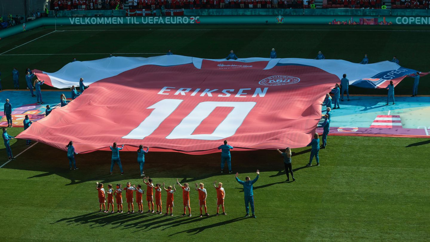 Volunteers enthüllen ein Riesentrikots von Dänemarks Nummer 10 Christian Erikson