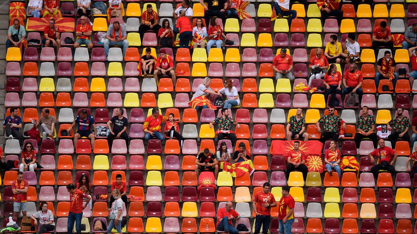 Fans der Mannschaft von Nordmazedonien sitzen Stadion von Budapest