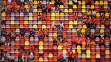 Fans der Mannschaft von Nordmazedonien sitzen Stadion von Budapest