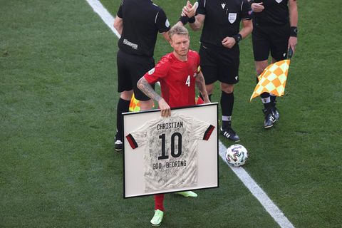 Simon Kjaer mit einem Trikot für Christian Eriksen mit den Autogrammen der belgischen Spieler