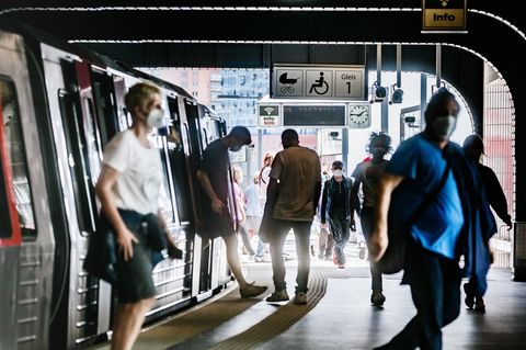 Hamburg: Fahrgäste verlassen und besteigen an der Haltestelle Landungsbrücken die U-Bahn Richtung Hauptbahnhof