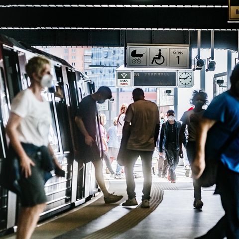 Hamburg: Fahrgäste verlassen und besteigen an der Haltestelle Landungsbrücken die U-Bahn Richtung Hauptbahnhof