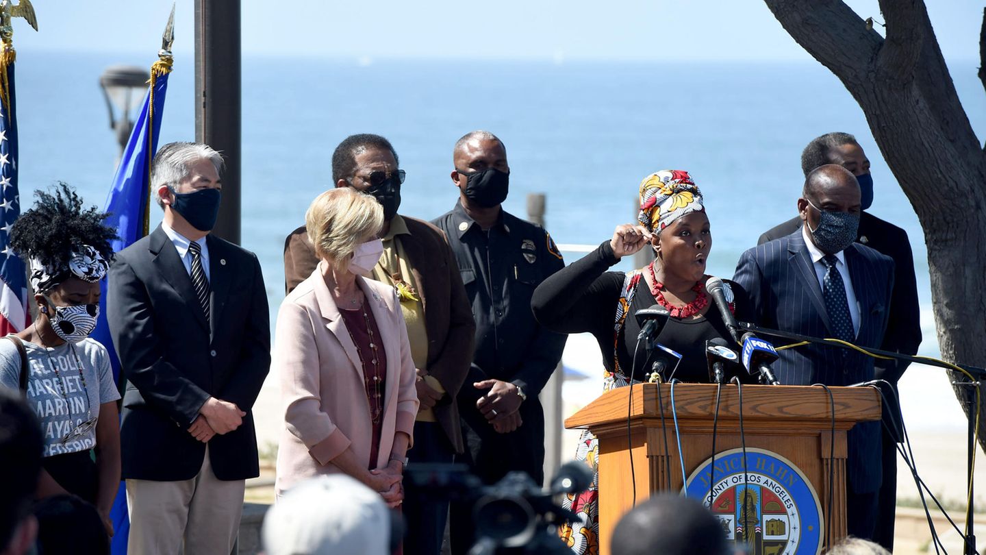 Die Aktivisitin Kavon Ward spricht in Manhattan Beach, Kalifornien, auf einer Pressekonferenz Die Aktivisitin Kavon Ward spricht in Manhattan Beach, Kalifornien, auf einer Pressekonferenz
