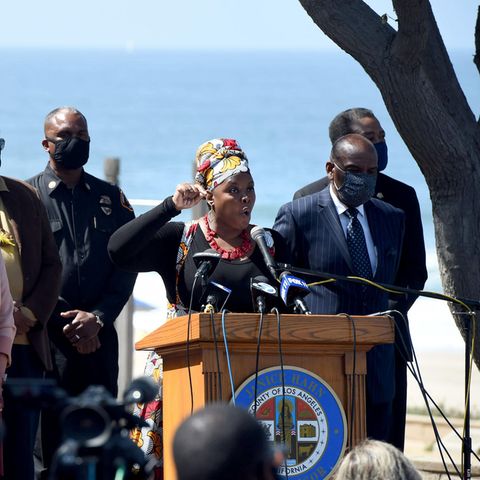 Die Aktivisitin Kavon Ward spricht in Manhattan Beach, Kalifornien, auf einer Pressekonferenz