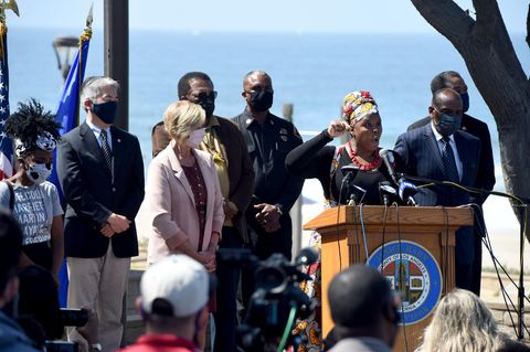 Die Aktivisitin Kavon Ward spricht in Manhattan Beach, Kalifornien, auf einer Pressekonferenz