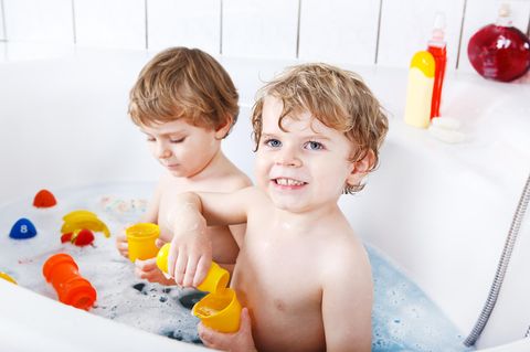 Kinder lieben Badewannenspielzeug