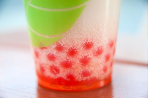 Ein Becher mit Bubble Tea 