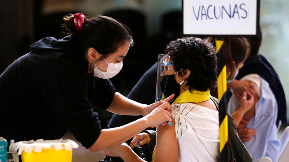 Frau in Chile wird geimpft
