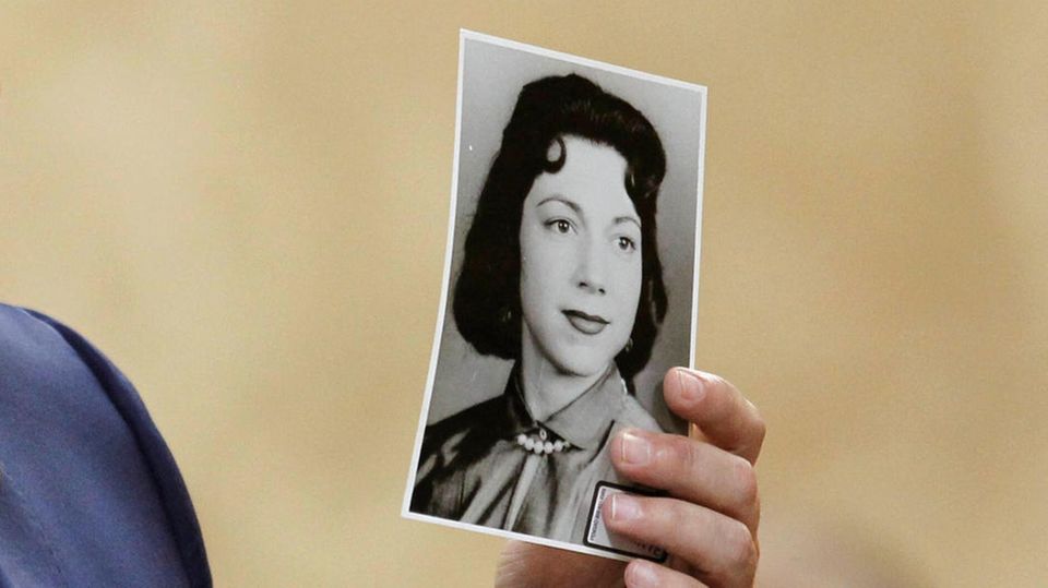 Staatsanwalt hält ein Foto von Irene Garza