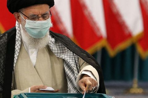 Irans Oberster Führer, Ayatollah Ali Chamenei, gibt in der Hauptstadt Teheran seine Stimme ab