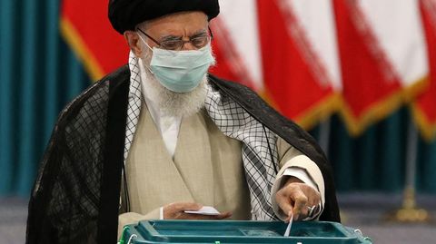 Irans Oberster Führer, Ayatollah Ali Chamenei, gibt in der Hauptstadt Teheran seine Stimme ab