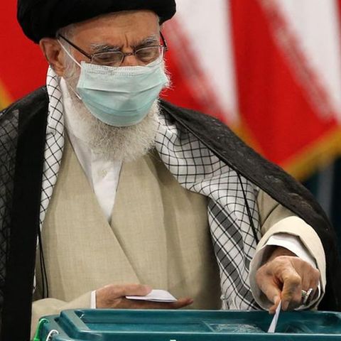 Irans Oberster Führer, Ayatollah Ali Chamenei, gibt in der Hauptstadt Teheran seine Stimme ab