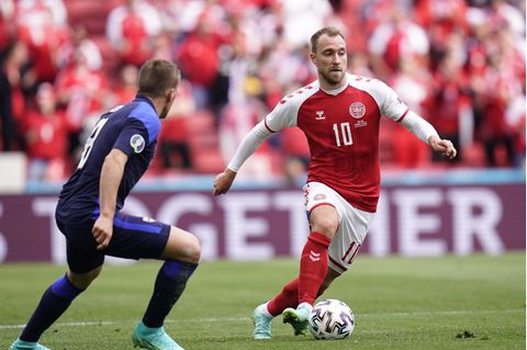 Christian Eriksen (r.) im Spiel gegen Finnland