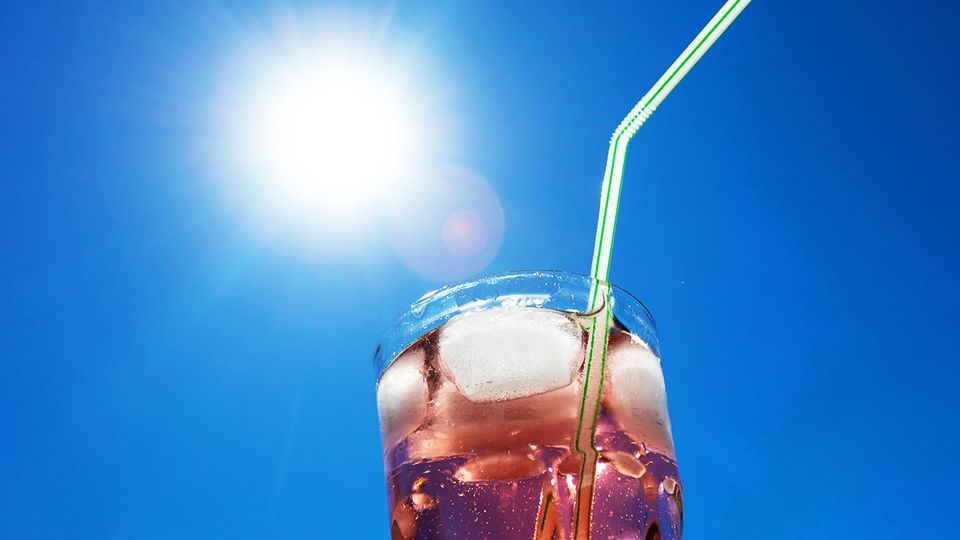 Mit diesen Tricks lassen sich Getränke in nur zwei Minuten kühlen Sonne scheint auf ein Erfrischungsgetränk