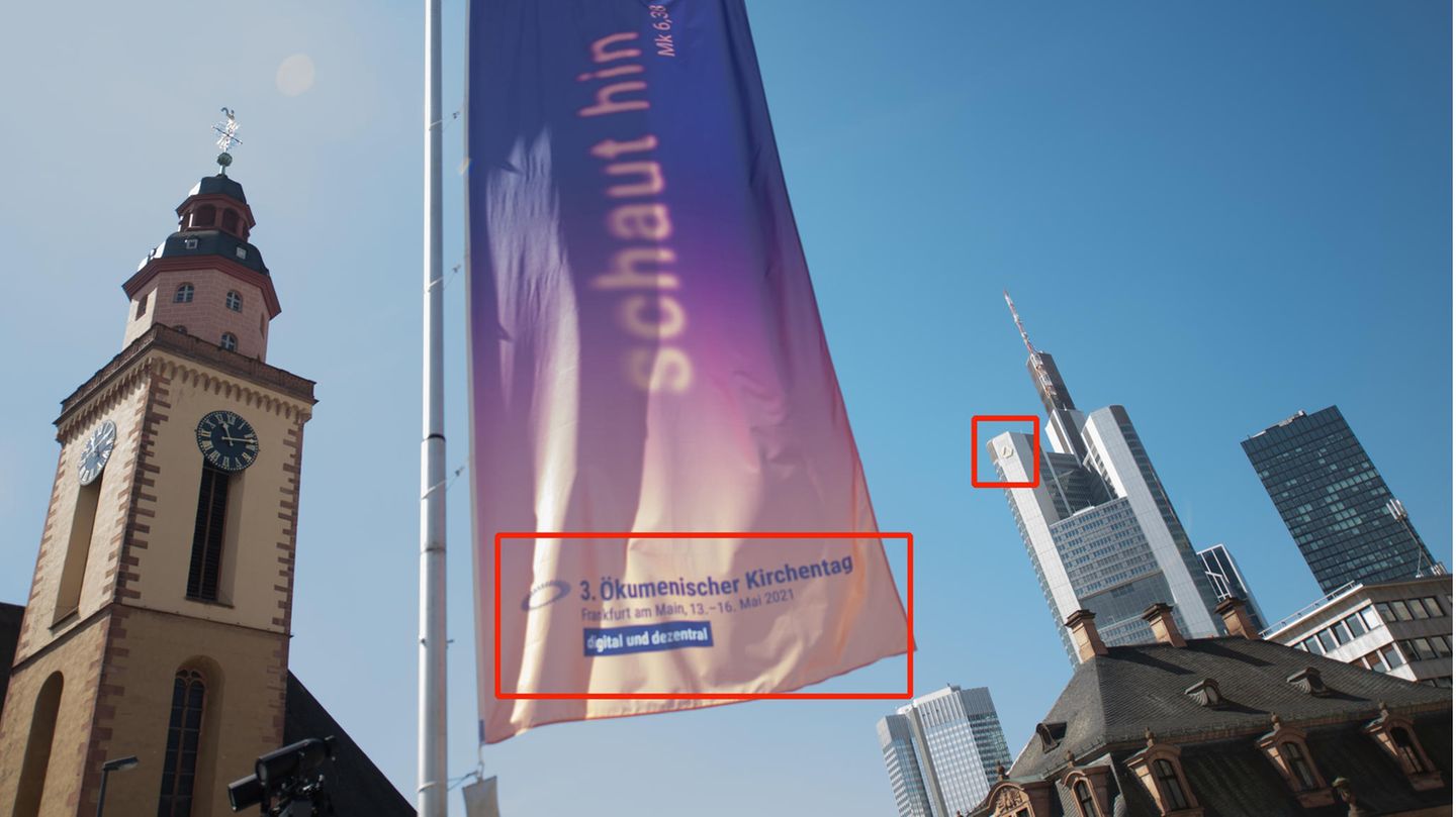 Lösung: Frankfurt am Main / St. Kataharinenkirche Der schnellste Weg zur Lösung war hier ein genauer Blick auf die Fahne, wo sich der Hinweis auf den 3. Ökumenischen Kirchentag sowie die Mainmetropole als Austragungsort finden lassen. Oder haben Sie die Stadt anhand des imposanten Taunustowers im Hintergrund erkannt? Den ungefähren Aufnahmeort können Sie in dieser Google-Maps-Ansicht nachvollziehen.