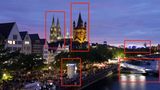 Der Dom (hinten links), die Kirche Groß St. Martin (hinten Mitte), der Musical Dome nahe des Hauptbahnhofs (hinten rechts), die Schiffsanleger oder auch der Pegelturm im Vordergrund der Altstadt: In diesem Bild verrät Vieles, dass es sich hier um Köln handelt. Die erhöhte Position sowie die Blickrichtung zeigen zudem, dass das Foto von der Deutzer Brücke aus geschossen worden ist.