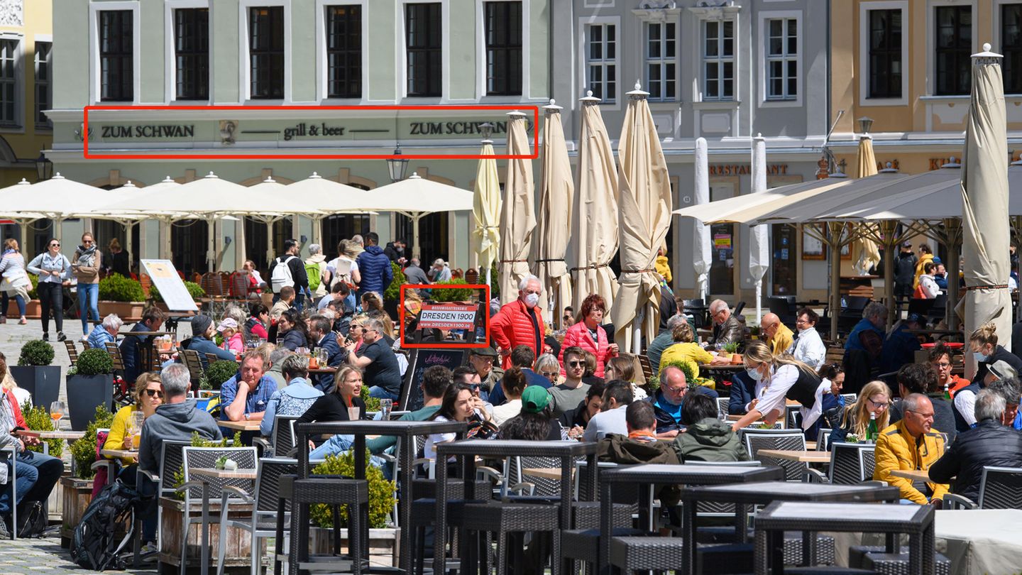 Wer hier genau hingeguckt hat, wird recht schnell den Hinweis auf Dresden auf dem kleinen, roten Schild entdeckt haben. An der Hausfassade im Hintergrund ist zudem der Schriftzug der Grill&Bar-Lokalität "Zum Schwan" zu erkennen. Kein Zweifel also, dass die Menschen hier auf dem Neumarkt an der berühmten Frauenkirche sitzen. Der ungefähre Ort bei Google Maps (hier noch mit einem anderen Lokal, da aus 2019).