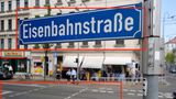 Der Hinweis auf in der Straße verlaufende Schienen hätte im Notfall auch noch helfen können, um sich dem Ort in einem zweiten Schritt genauer zu nähern. Hier reichte es aber aus, nach "Eisenbahnstraße" in Kombination mit "Mr. Wok" zu suchen, um auf die Lösung Leipzig zu kommen.