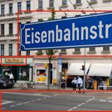 Der Hinweis auf in der Straße verlaufende Schienen hätte im Notfall auch noch helfen können, um sich dem Ort in einem zweiten Schritt genauer zu nähern. Hier reichte es aber aus, nach "Eisenbahnstraße" in Kombination mit "Mr. Wok" zu suchen, um auf die Lösung Leipzig zu kommen.