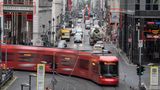 Berlin, Berlin – wir fahren durch Berlin: Neben der Straßenbahn deuten auch die – zugegeben eher schlecht zu erkennenden – U-Bahn-Schilder im Hintergrund darauf hin, dass diese Stadt vermutlich richtig groß ist. Zum genauen Ort können Sie aber auch gelangen, wenn Sie bei Google oder einer anderen Suchmaschine zum Beispiel nach "Dussmann-Haus" (links oben) suchen. Die Straßenbahn biegt also entsprechend von der Dorotheen- in die Friedrichstraße ein.