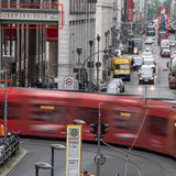 Berlin, Berlin – wir fahren durch Berlin: Neben der Straßenbahn deuten auch die – zugegeben eher schlecht zu erkennenden – U-Bahn-Schilder im Hintergrund darauf hin, dass diese Stadt vermutlich richtig groß ist. Zum genauen Ort können Sie aber auch gelangen, wenn Sie bei Google oder einer anderen Suchmaschine zum Beispiel nach "Dussmann-Haus" (links oben) suchen. Die Straßenbahn biegt also entsprechend von der Dorotheen- in die Friedrichstraße ein.