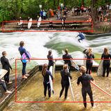 Hier hätte Ranzoomen nichts gebracht: Auch wenn sich der Name der Stadt hier nirgends lesen lässt – dass Menschen im Stadtgebiet in einer Welle surfen, ist dann doch so ungewöhnlich, sodass Sie bei entsprechender Suche schnell auf München gekommen sein dürften. Die Sportler toben sich hier in der sogenannten Eisbachwelle aus, das Gewässer fließt anschließend durch den Englischen Garten.