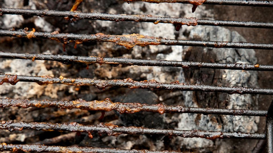 Ein Geheimtrick zeigt, wie man einen verschmutzten Grillrost blitzschnell reinigt.