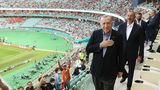 Immerhin rund 30.000 Zuschauer begeistern sich. Und das, was der aserbaidschanische Präsident Ilham Aliyev und der türkische Präsident Recep Tayyip Erdogan von ihren Sitzen aus im Stadion sehen, dürfte ihnen gefallen.