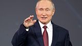 Russlands Staatschef Wladimir Putin steht an einem Juni-Abend aber nicht auf der Tribüne einer Arena. Er hält sich in Genf auf - ein wichtiges Treffen mit US-Präsident Joe Biden. Dennoch profitiert auch er davon, dass einige Spiele in St. Petersburg ausgetragen werden.
