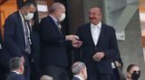 Etwa 2500 Kilometer Fluglinie entfernt stehen zwei ebenfalls machthungrige Herren, der aserbaidschanische Präsident Ilham Alijew (r.) und der türkische Präsident Recep Tayyip Erdogan (m.), auf der Tribüne des Stadions in Baku.