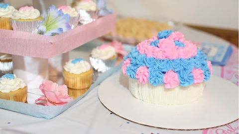 Eine Torte in Rosa und Hellblau