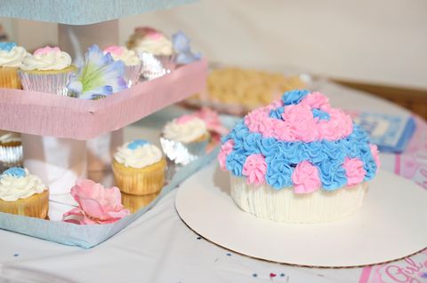 Eine Torte in Rosa und Hellblau