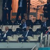 Und die Uefa? Ihr gefällt diese Endrunde sicher auch, wenn man bedenkt, dass hinter ihrer Austragung lange Zeit Fragezeichen standen. Erstmals veranstaltet sie eine EM als paneuropäisches Turnier. Da ist man zu Gast bei Autokraten - nicht nur, aber eben auch. Und der Uefa-Chef Aleksander Ceferin (vorne mitte) schaut dann an der Seite von Aliyev und Erdogan die Partie Wales gegen die Türkei.