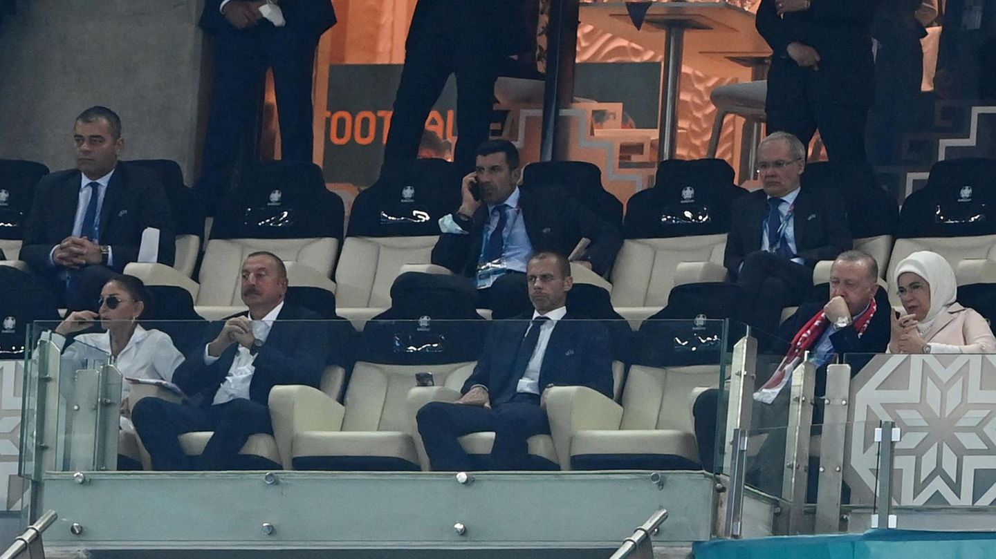 Und die Uefa? Ihr gefällt diese Endrunde sicher auch, wenn man bedenkt, dass hinter ihrer Austragung lange Zeit Fragezeichen standen. Erstmals veranstaltet sie eine EM als paneuropäisches Turnier. Da ist man zu Gast bei Autokraten - nicht nur, aber eben auch. Und der Uefa-Chef Aleksander Ceferin (vorne mitte) schaut dann an der Seite von Aliyev und Erdogan die Partie Wales gegen die Türkei.