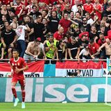 Der Fußball, so auch der feierliche Wunsch der Uefa, soll Menschen einander näher bringen. Ganz nah. Sogar ohne Abstand und ohne Maske, man schaue nur mal nach Budapest; selbst in Corona-Zeiten, wo die Sorgen vor einer Ausbreitung der Virus-Variante Delta wachsen.