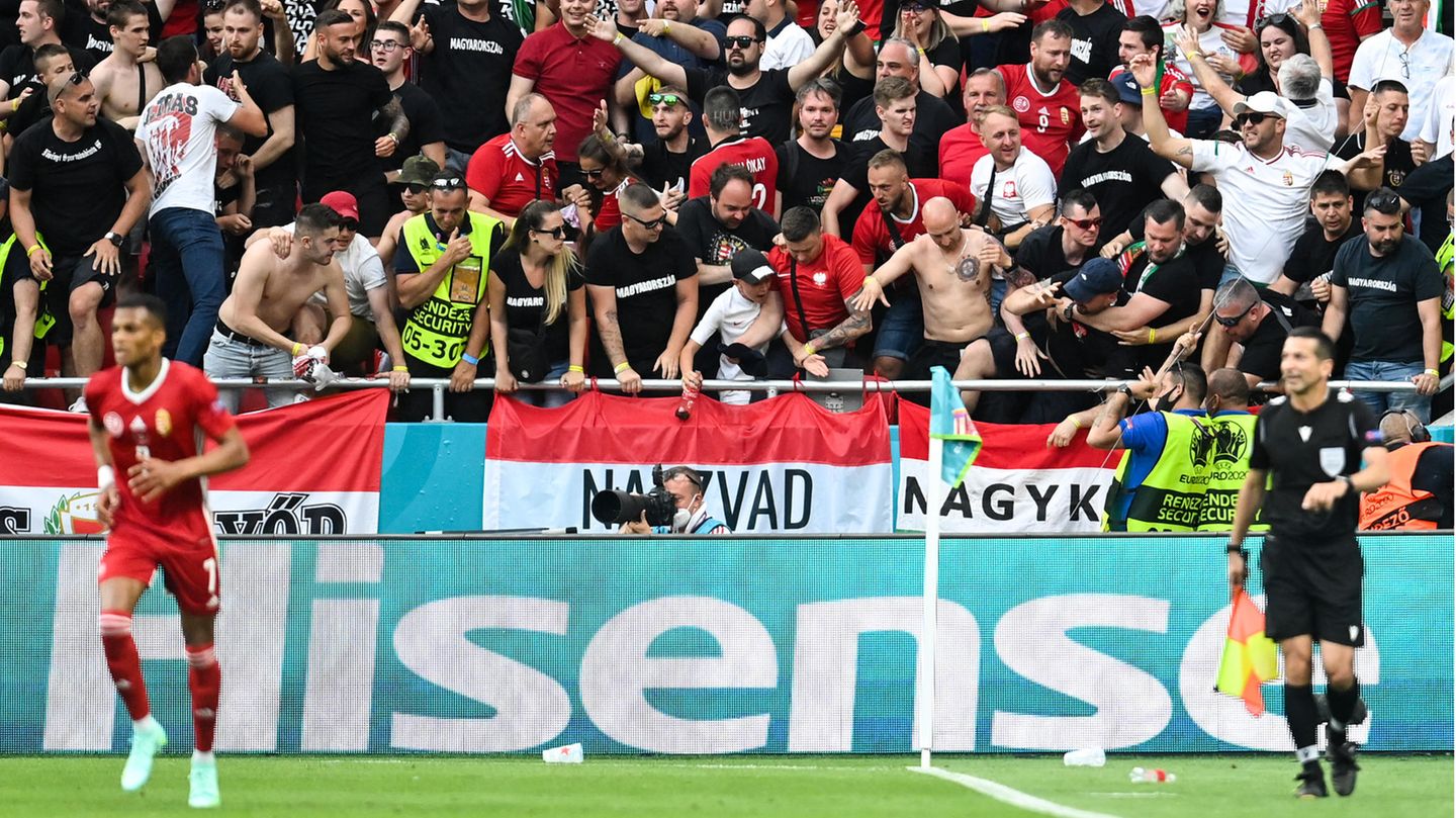 Der Fußball, so auch der feierliche Wunsch der Uefa, soll Menschen einander näher bringen. Ganz nah. Sogar ohne Abstand und ohne Maske, man schaue nur mal nach Budapest; selbst in Corona-Zeiten, wo die Sorgen vor einer Ausbreitung der Virus-Variante Delta wachsen.
