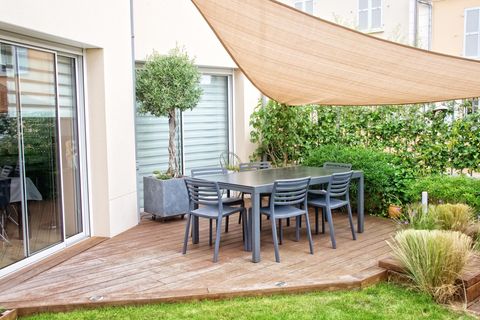 Sichtschutz für Terrasse und Balkon: Moderne Terrasse mit Sonnensegel und natürlichem Sichtschutz