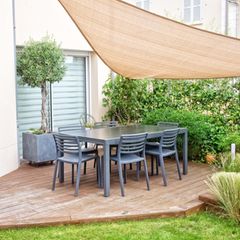 Sichtschutz für Terrasse und Balkon: Moderne Terrasse mit Sonnensegel und natürlichem Sichtschutz