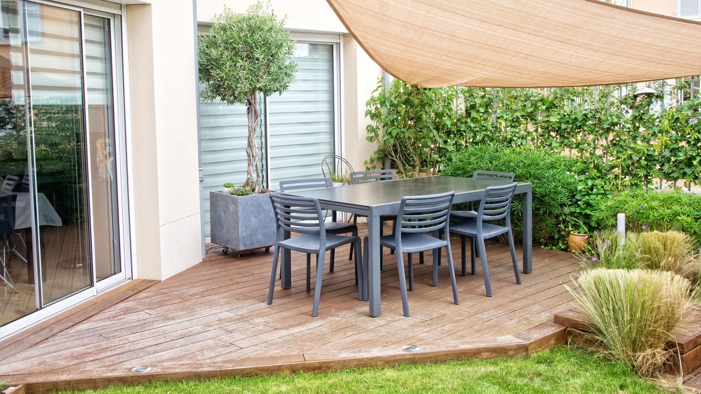 Sichtschutz für Terrasse und Balkon: Moderne Terrasse mit Sonnensegel und natürlichem Sichtschutz