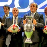 Die Idee einer Mehr-Länder-EM hat ja durchaus ihren Charme. Wie es aber soweit kommen konnte, dass gleich elf Nationen dieses für die Uefa finanziell so überlebenswichtige Turnier ausrichten, dafür muss man zurückreisen ins Jahr 2012 nach Kiew. Dort äußerte der damalige Uefa-Boss Michel Platini (2.v.r., hier in einer Aufnahme aus dem Jahr 2014) zum ersten Mal die Idee. Schnapsidee? Visionärer Plan?