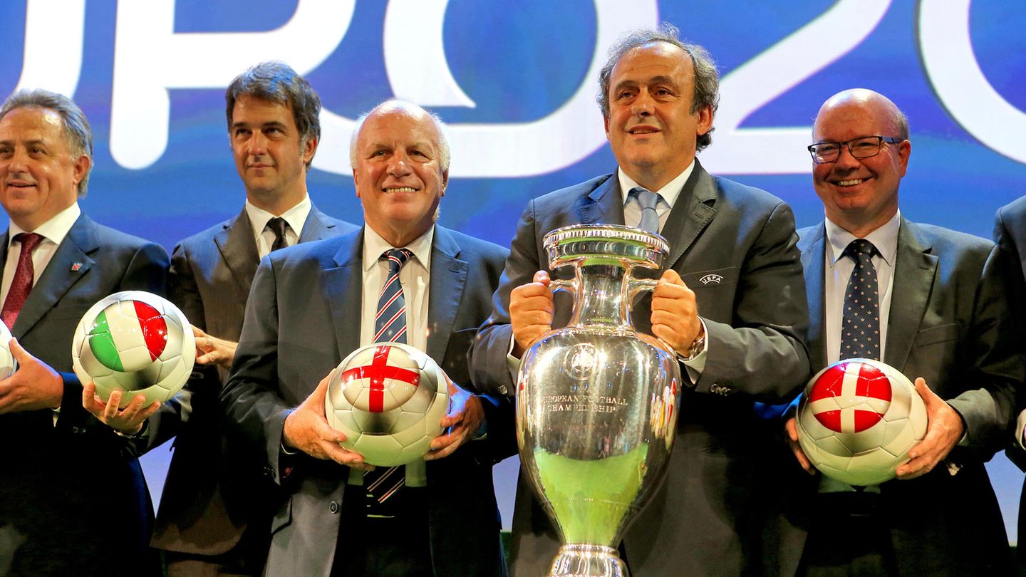 Die Idee einer Mehr-Länder-EM hat ja durchaus ihren Charme. Wie es aber soweit kommen konnte, dass gleich elf Nationen dieses für die Uefa finanziell so überlebenswichtige Turnier ausrichten, dafür muss man zurückreisen ins Jahr 2012 nach Kiew. Dort äußerte der damalige Uefa-Boss Michel Platini (2.v.r., hier in einer Aufnahme aus dem Jahr 2014) zum ersten Mal die Idee. Schnapsidee? Visionärer Plan?