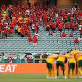 Fußball ist auch in Aserbaidschan ein Instrument zur Imagepflege. Die Europaspiele 2015, seit 2016 die Formel 1 oder das Europa-League-Finale 2019 lenken Aufmerksamkeit auf Baku. Dass die Uefa auf Zuschauer in den Stadien pochte, war für die Hauptstadt am Kaspischen Meer kein Problem. Es kam ihr sogar entgegen. Es gibt nur ein Problem: In Baku waren bislang offenbar nie alle zugelassen Zuschauer im Stadion, weil die Anreise für die Fans aus Wales oder Schweiz viel zu weit ist. Das passt so gar nicht in das Bild einer angeblich heilen Fußball-Welt.